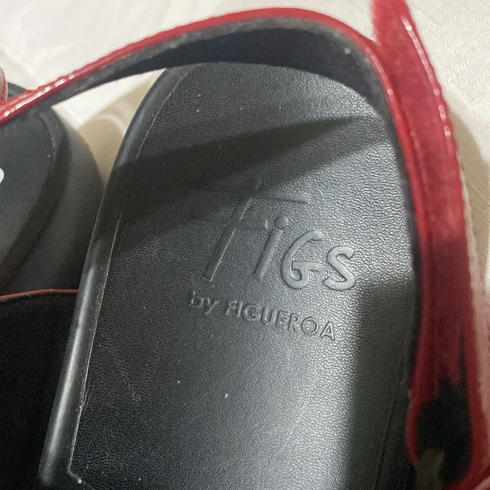 FIGS by FIGUEROA Red Patent Leather Sandals Hinged Sole Flex Leather Activewear